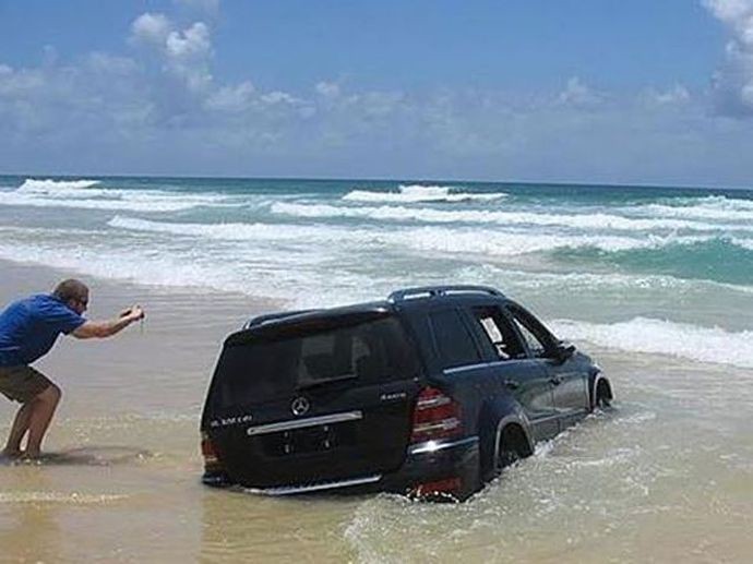 Еще один дурачок удачно припарковался на пляже