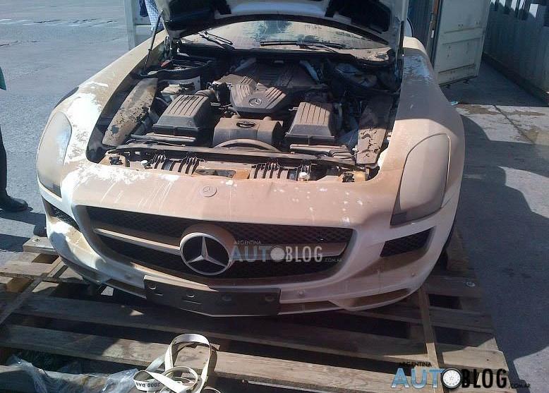 Купе Mercedes-Benz SLS AMG в порту Буэнос-Айреса