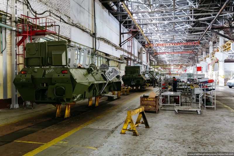 Интересные фотографии с Арзамасского машиностроительного завода, где собирают БТР-80