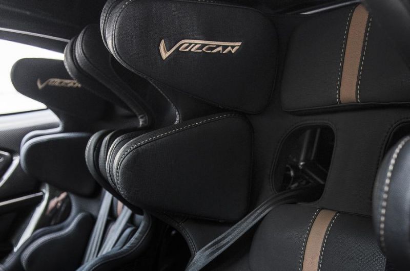 Счастливые владельцы Aston Martin Vulcan теперь смогут выезжать на дорогу