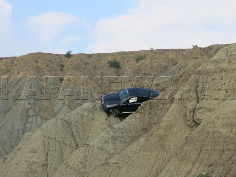Крым без политики: близ Феодосии BMW X6 <b>чудом</b> зацепилась за обрыв!
