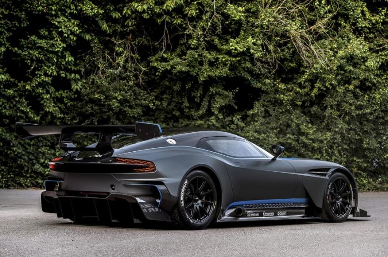 Счастливые владельцы Aston Martin Vulcan теперь смогут выезжать на дорогу