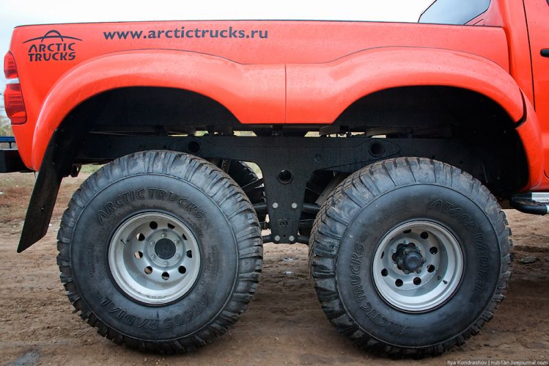 Toyota Hilux AT38 6x6 от Arctic Trucks