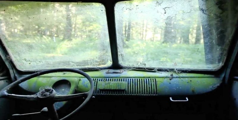 Volkswagen Transporter, простояв 40 лет в лесу, снова жив